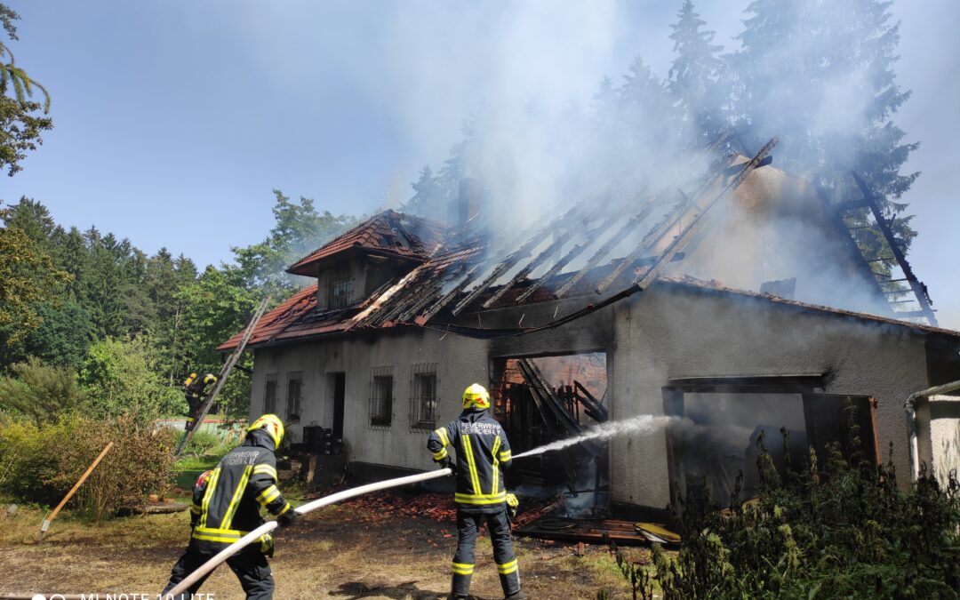 Haus am Waldrand in Vollbrand: Zehn Feuerwehren im Einsatz